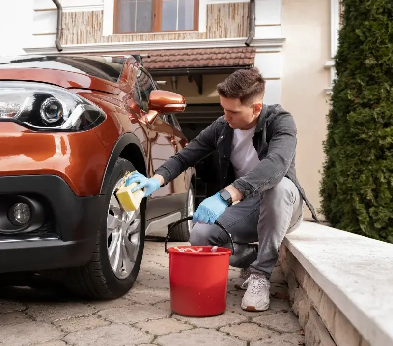 Lavage auto à domicile Saint-Hilaire-d'Ozilhan : professionnel intervenant sur un véhicule